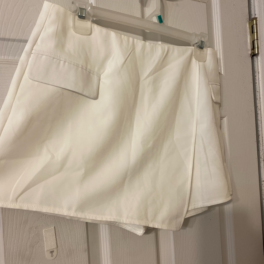 Missguided White Skort Dressy Bottoms // Condition: never worn
